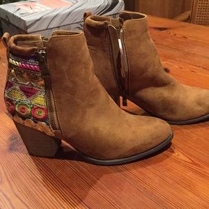 Brown suede embellished booties•size 8•never worn